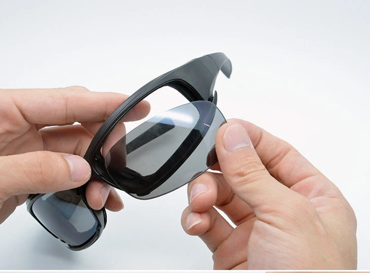 Óculos de Sol Polarizados Daisy Tactical, para esportes ao ar livre; Vem com 4 lentes sobressalentes; Caixa original; Óculos que pode ser utilizado em tiro esportivo; Óculos para caminhada sem a perturbação da luz excessiva.