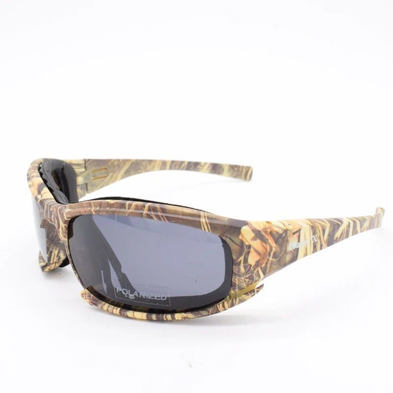 Óculos de Sol Polarizados Daisy Tactical, para esportes ao ar livre; Vem com 4 lentes sobressalentes; Caixa original; Óculos que pode ser utilizado em tiro esportivo; Óculos para caminhada sem a perturbação da luz excessiva.